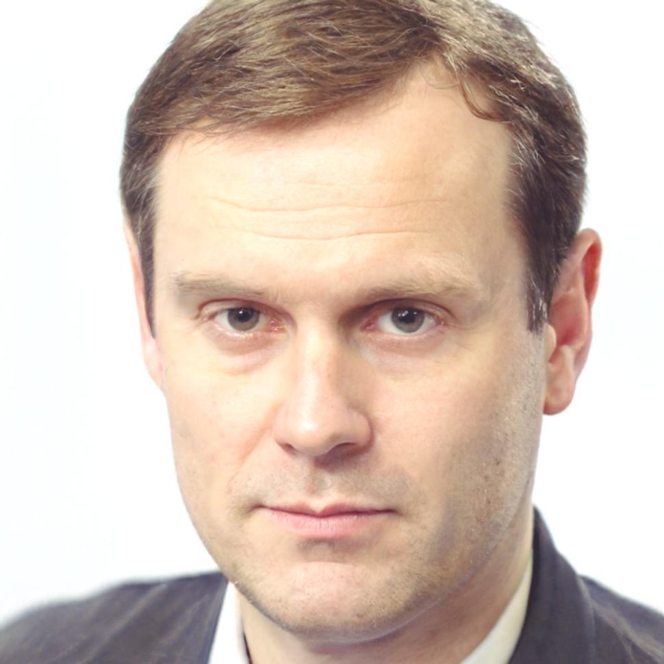 Desenvolvedor focado trabalhando em prototipagem de jogos em seu ambiente de trabalho